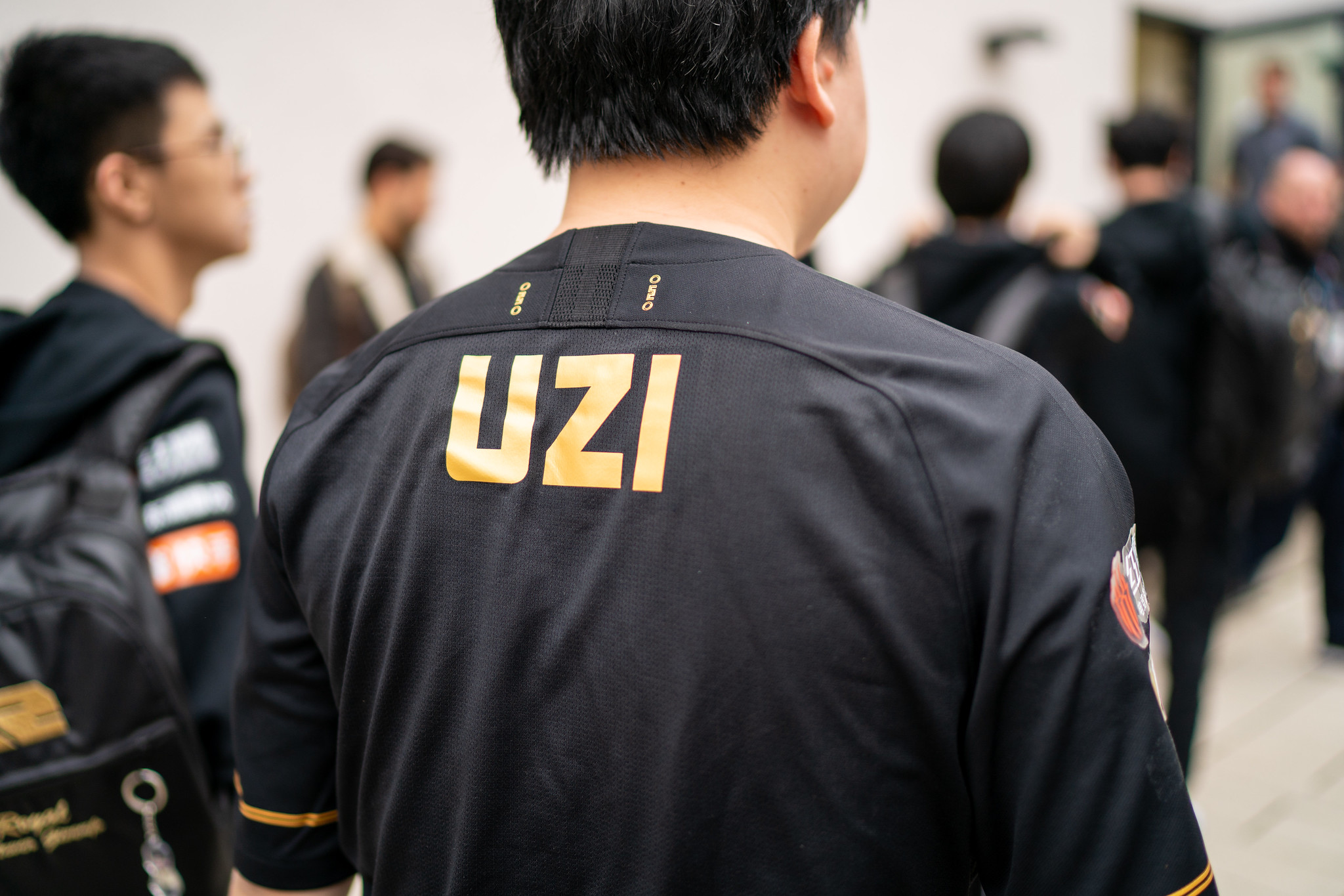 包含Uzi赛事官方发布势不可挡新规，SKT争议不断！的词条